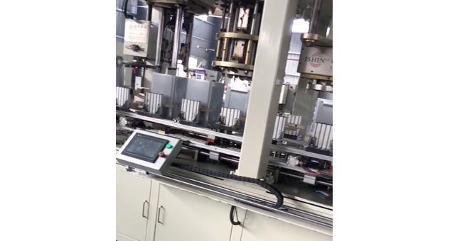 漲筋在桶單面的正中間，不歪斜